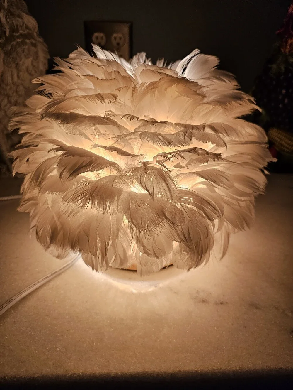 Modern White Feather Ball Table Lamp – Romantic Fluffy Globe Bedside Nightlight